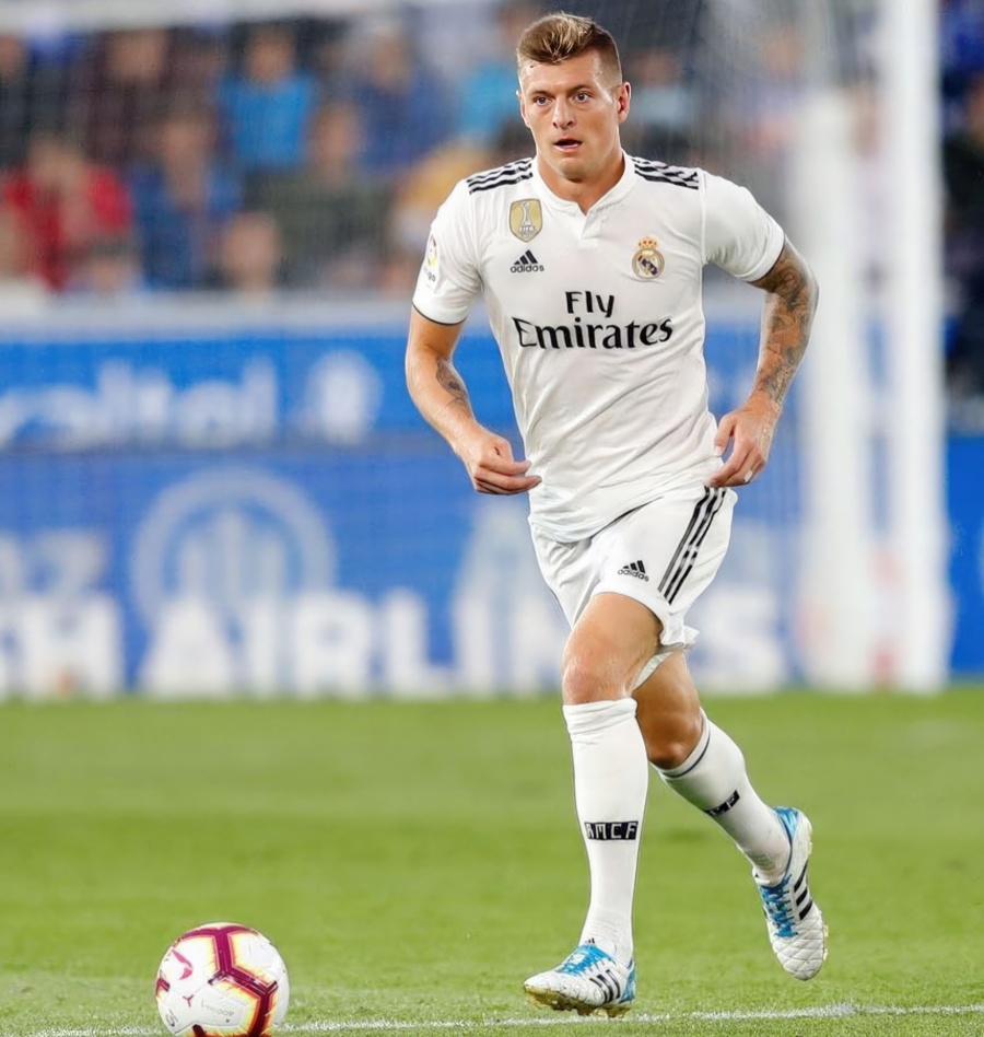 Best midfielders of the 2010s